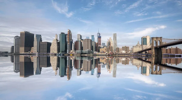 Nova York Skyline Reflexão Sobre Rio Hudson Ponte Brooklyn Plena — Fotografia de Stock