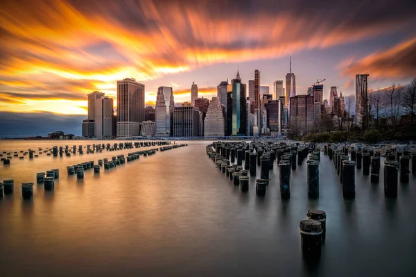 Nova York Skyline Reflexão Sobre Rio Hudson Ponte Brooklyn Pôr — Fotografia de Stock