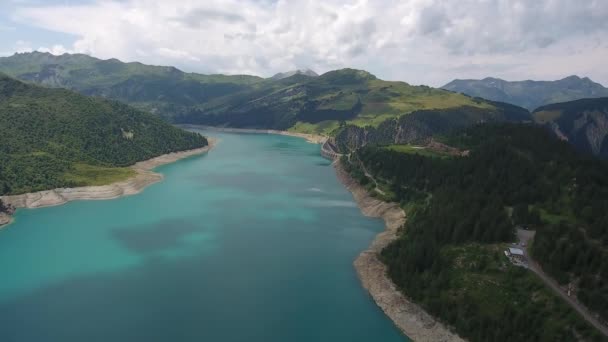 Vista Aérea Lago Com Água Azul Turquesa Nos Alpes Primavera — Vídeo de Stock
