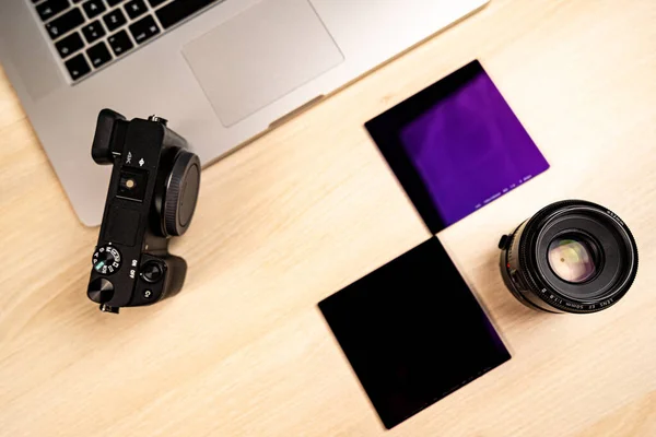 Fotografiefilters Lenzen Camera Dslr Spiegelloos Met Een Laptop Een Bureau — Stockfoto