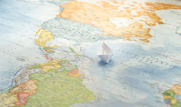 Бумажная Лодка Плывущая Атлантическому Океану Между Южной Америкой Северной Америкой — стоковое фото