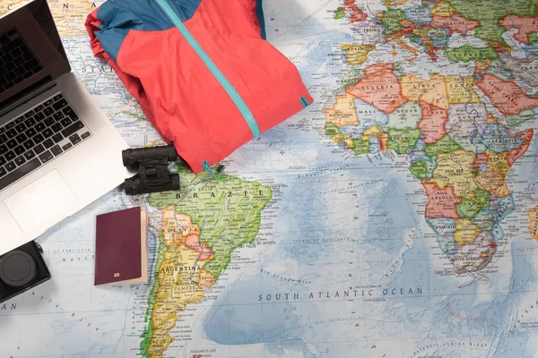 Подготовка Поездки Ноутбуком Биноклем Курткой Паспортом Карте Мира Стоковое Изображение