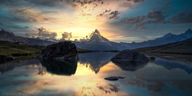 Zermatt, İsviçre 'deki Stellisee Gölü gün batımında Cervino Dağı veya Matterhorn Dağı' nın yansımasıyla