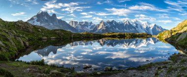 Cheserys Gölü. Chamonix Vadisi 'ndeki dağlar, Fransız Alpleri.