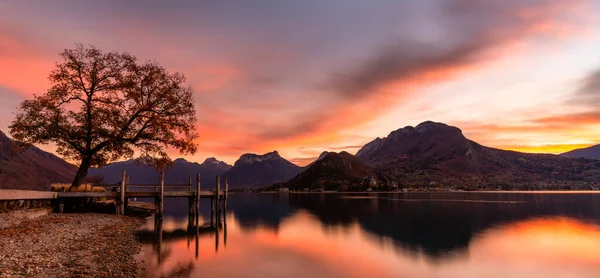 Spectacular Sunset Annecy Orange Red Clouds Lake French Alps — Stock Photo, Image