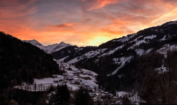 Zachód Słońca Ośrodku Narciarskim Alpach Francuskich Dużą Ilością Śniegu — Zdjęcie stockowe