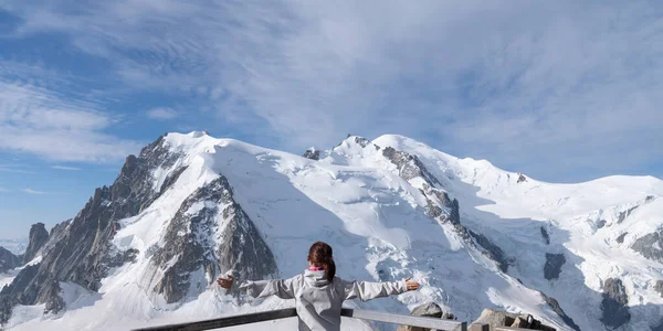 Mädchen Mit Blick Auf Die Schneebedeckten Berge Den Französischen Alpen — Stockfoto