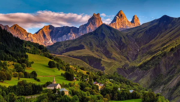 Церковь Деревне Французских Альпах Высотой 3000 Метров Зеленые Луга Весной — стоковое фото