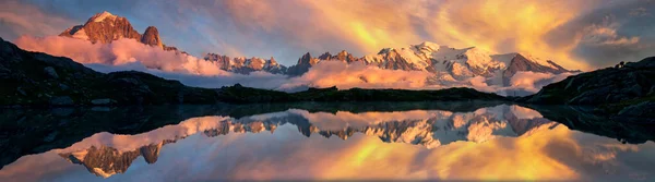 Lago Cheserys Con Reflejo Del Mont Blanc Cordillera Los Alpes — Foto de Stock