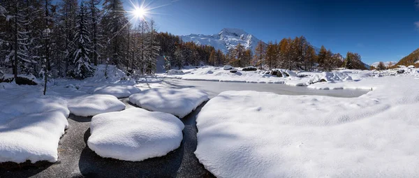 Śnieżna Góra Alpach Francuskich Błękitne Niebo Słońcem Jesienią Śnieg Drzewami — Zdjęcie stockowe