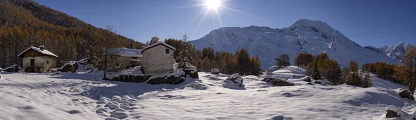 Verschneites Dorf Den Französischen Alpen Mit Blauem Himmel — Stockfoto