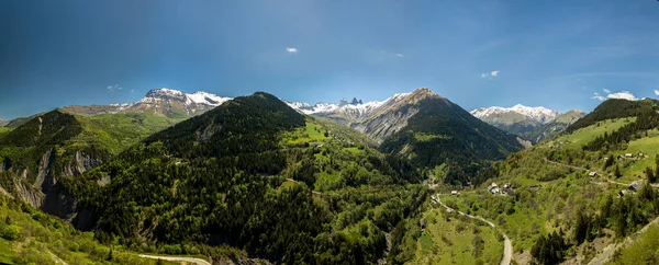 Igreja Uma Aldeia Nos Alpes Franceses Com Montanhas 3000 Metros — Fotografia de Stock