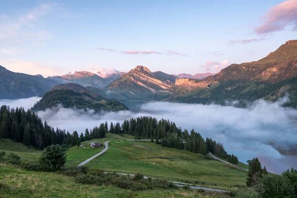 法国阿尔卑斯山湖畔的海云 — 图库照片