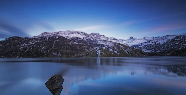 Lac Dans Les Alpes Françaises Reflet Des Montagnes Enneigées Automne — Photo