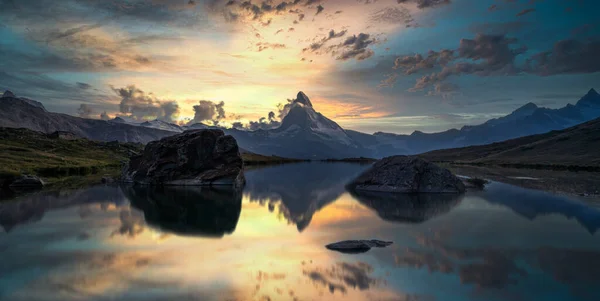 Matterhorn Cervino Reflexión Sobre Lago Stellisee Zermatt Las Montañas Los — Foto de Stock