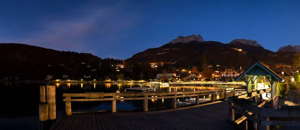 Crépuscule Dans Lac Annecy Lac Près Une Jetée Milieu Nuit Image En Vente