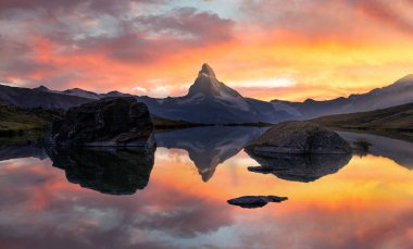 Matterhorn ya da Cervino İsviçre 'nin İsviçre Alpleri' ndeki Zermatt dağlarındaki Stellisee Gölü 'nün yansıması..