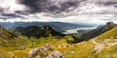 Annecy 'nin Fransız Alpleri' ndeki ağaçlı yeşil yeşillikli görüntüsü.