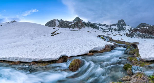River Flowing Mountains French Alps — Stock Photo, Image