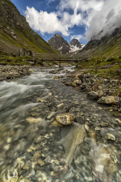 Rio Que Flui Com Montanhas Fundo Nos Alpes Franceses — Fotografia de Stock