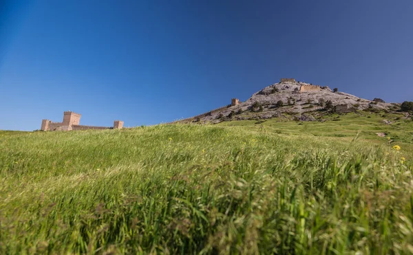 Fortaleza de Gênova e campo de grama verde na cidade de Sudak, na Crimeia . — Fotografia de Stock