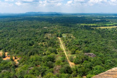 Antik şehir dağın tepesinden manzarayı mahvediyor