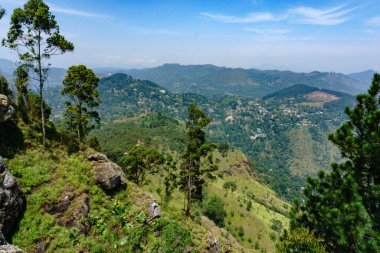 Evergreen tepeleri, vadideki dağlık köyler