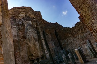  Buda heykeli Antik tapınakta