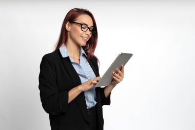 Mutlu, güler yüzlü, neşeli, genç iş adamı, işçi ya da kızıl saçlı, ceket ve gözlük takan öğrenci kadın.