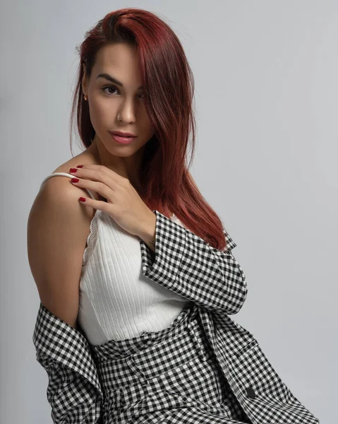 Sesión Moda Con Mujer Pelo Rojo Traje Cuadros Blanco Negro — Foto de Stock