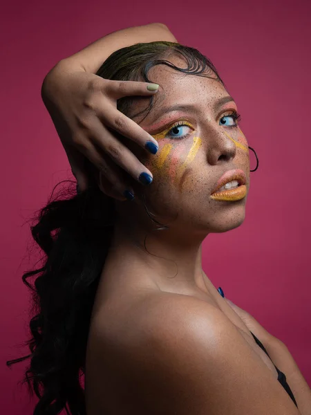 Hermosa Joven Con Pintura Facial Fondo Rosa Sesión Fotos Estudio — Foto de Stock