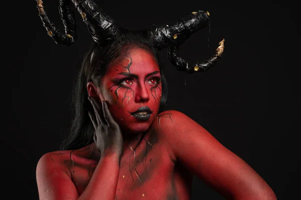 Mladá Hezká Dívka Dělá Tělo Malování Charakterizované Démonem Zlo Velkými — Stock fotografie