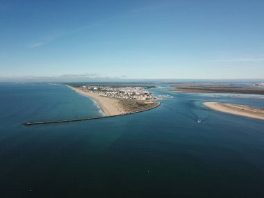 Punta Umbria Groyne, Huelva 'nın güzel manzarası. Bir geminin okyanusun enginliğinden ve güzel mavi gökyüzü ile nasıl girdiğini görebilirsiniz.