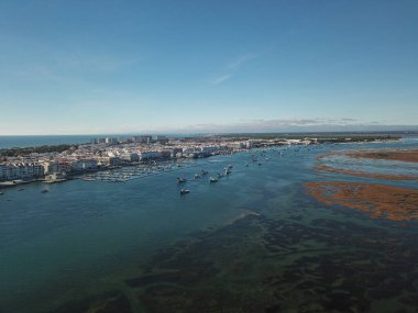 Punta umbria, huelva nehrinden çekilen güzel hava manzarası güzel mavi gökyüzü ile kasabayı görebilirsiniz.
