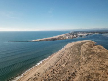Punta Umbria Groyne, Huelva 'nın güzel manzarası. Bir geminin okyanusun enginliğinden ve güzel mavi gökyüzü ile nasıl girdiğini görebilirsiniz.