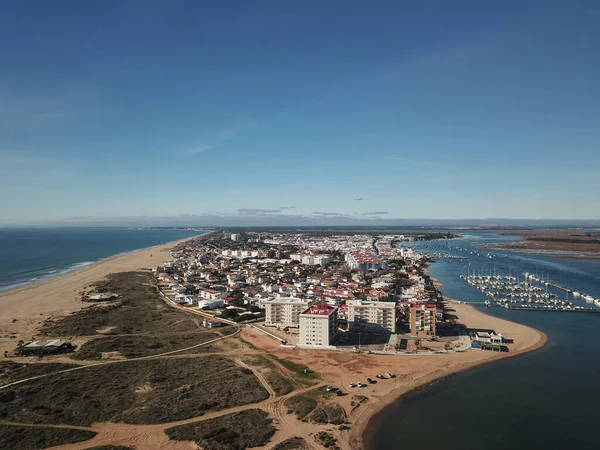 Punta umbria, huelva nehrinden çekilen güzel hava manzarası güzel mavi gökyüzü ile kasabayı görebilirsiniz.