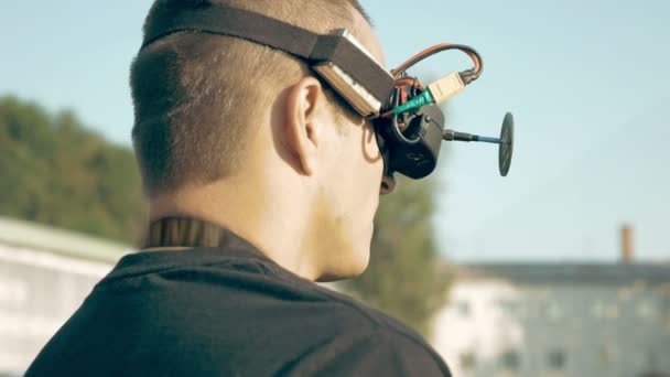 Człowiek ogląda lotu drone Fpv za pomocą okularów Vr — Wideo stockowe