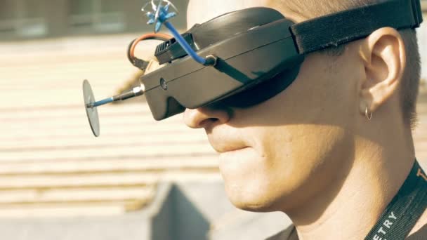 Mann beobachtet Flug einer fpv-Drohne mit VR-Brille — Stockvideo