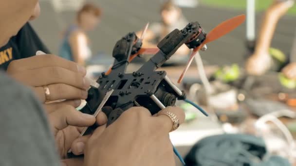 Man assembling FPV drone using tools — Stock Video