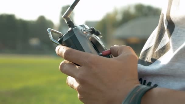 Handen met een zender controleren Fpv drone — Stockvideo