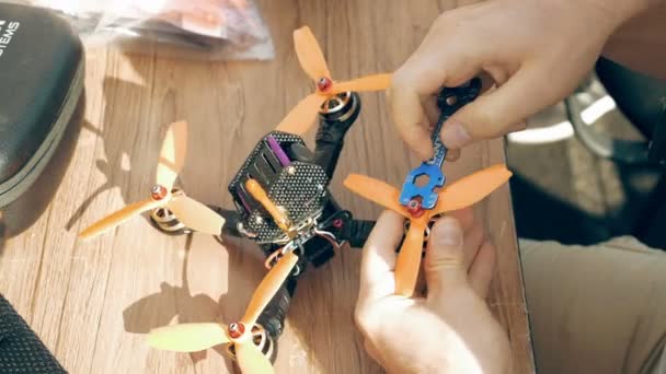 Man monterar Fpv drone med verktyg — Stockvideo