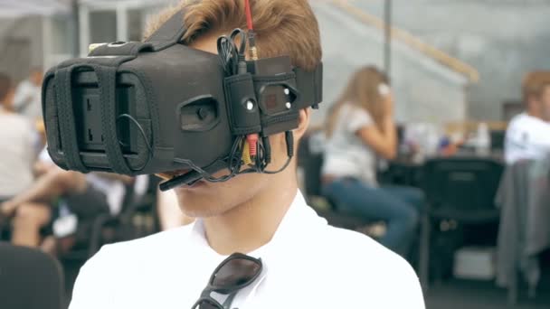 Vr 안경을 사용 하 여 Fpv 무인 항공기의 비행을 보고 하는 남자 — 비디오