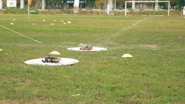 FPV drones απογειώνεται και πετούν μακριά πάνω από το γρασίδι — Αρχείο Βίντεο