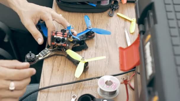 Hombre ensamblando drones FPV usando herramientas — Vídeo de stock