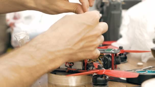 Uomo assemblaggio drone FPV utilizzando strumenti — Video Stock