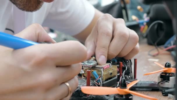 Mans hands welding details assembling FPV drone — Stock Video