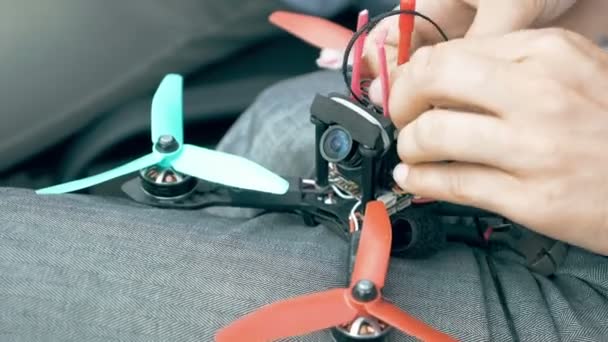 Assemblage du drone FPV préparant le vol du quadcopter — Video