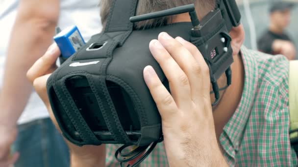 Hombre viendo el vuelo del dron FPV usando gafas VR — Vídeos de Stock