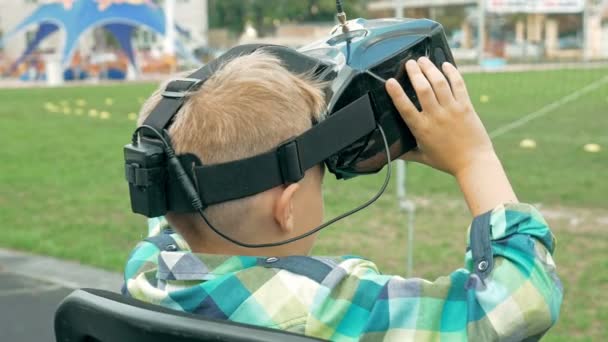 Ребенок использует очки VR для управления беспилотником FPV — стоковое видео