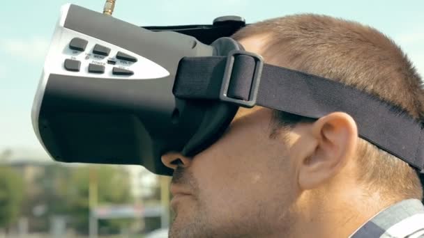 Hombre viendo el vuelo del dron FPV usando gafas VR — Vídeo de stock